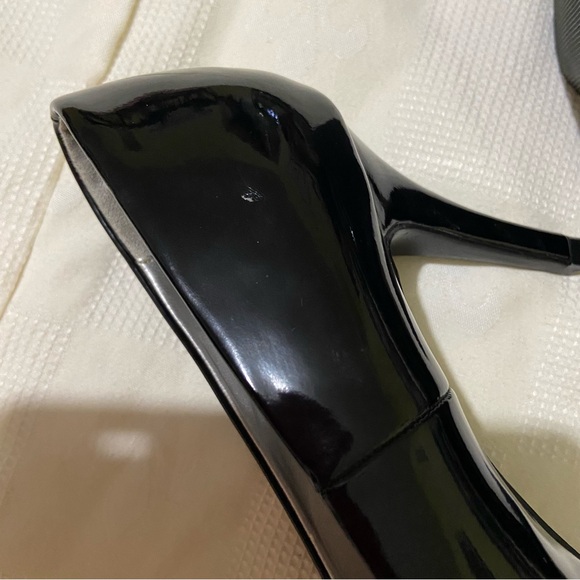Mossimo Black Patent Pumps. 4 inch heel. - Picture 9 of 10